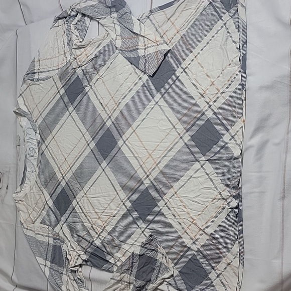 MAURICES 24/7 Flawless Gray Plaid Long Sleeve Tee Soft and Comphy Tee Fall Color - Picture 1 of 5